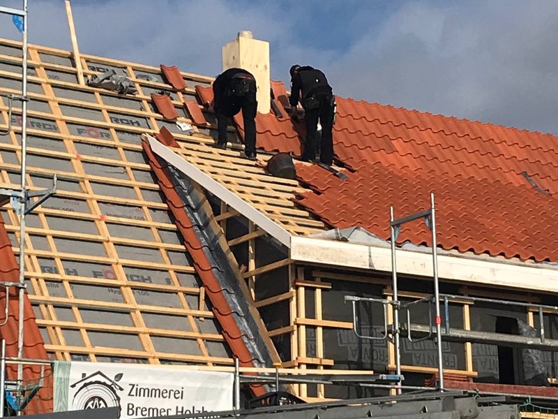 Fleissige Handwerker auf dem Dach